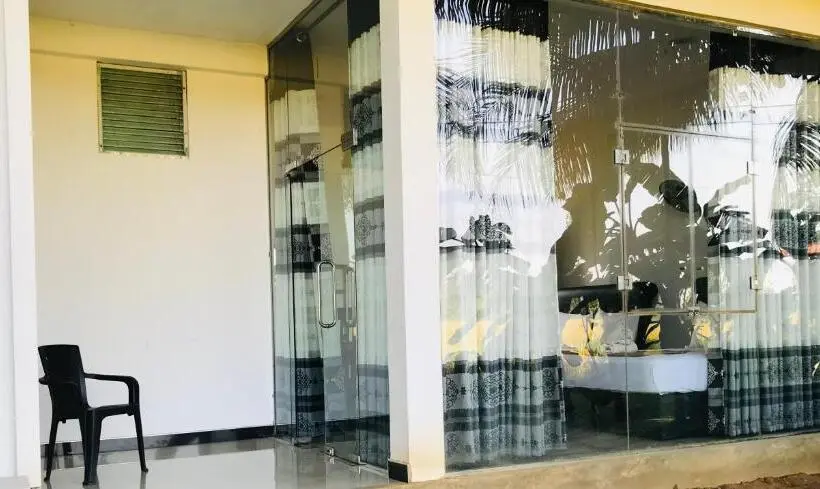 اتاق لوکس با بالکن, Rivonway Hotel Polonnaruwa