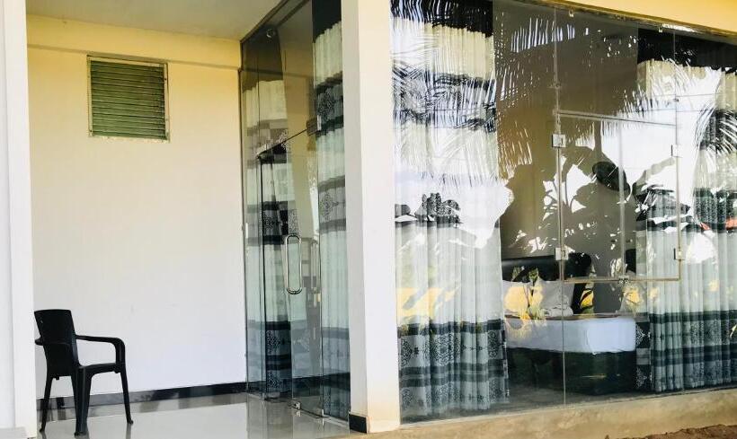 デラックスの４人部屋, Rivonway Hotel Polonnaruwa