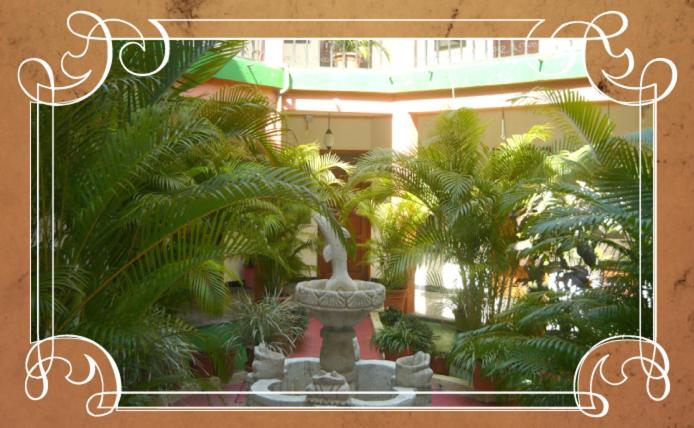 اتاق کلاسیک سه تخته, El Reformador