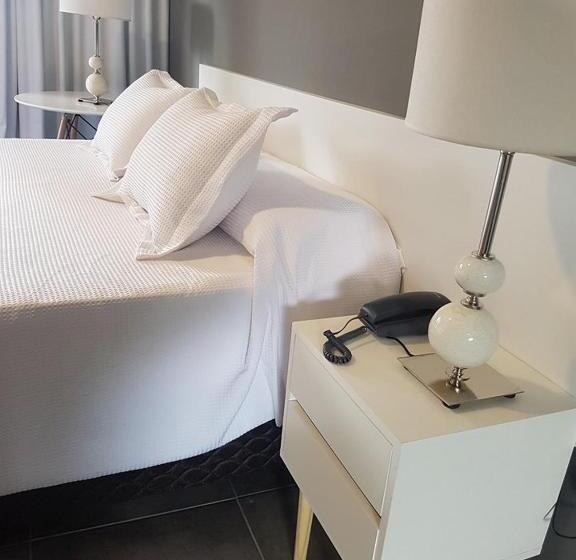 اتاق استاندارد با چشمانداز استخر, Reina Mora