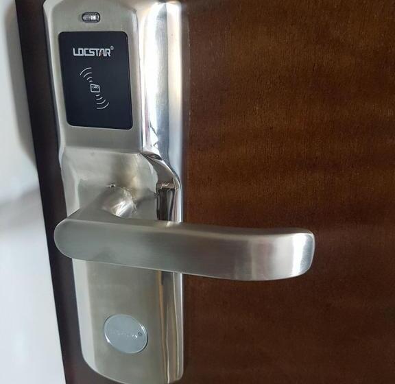 اتاق استاندارد با چشمانداز استخر, Reina Mora