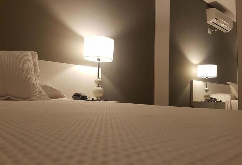 اتاق استاندارد با چشمانداز استخر, Reina Mora