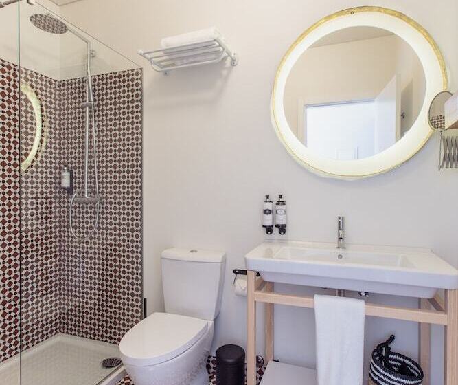 اتاق عادی, The House Of Sandeman