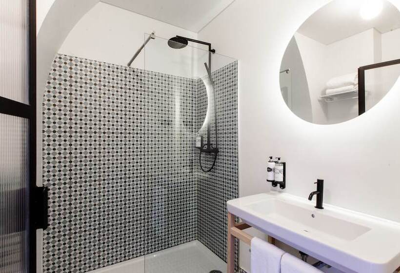 اتاق عادی, The House Of Sandeman