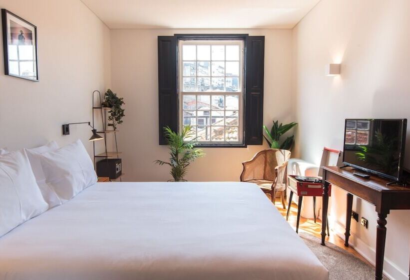 اتاق عادی, The House Of Sandeman