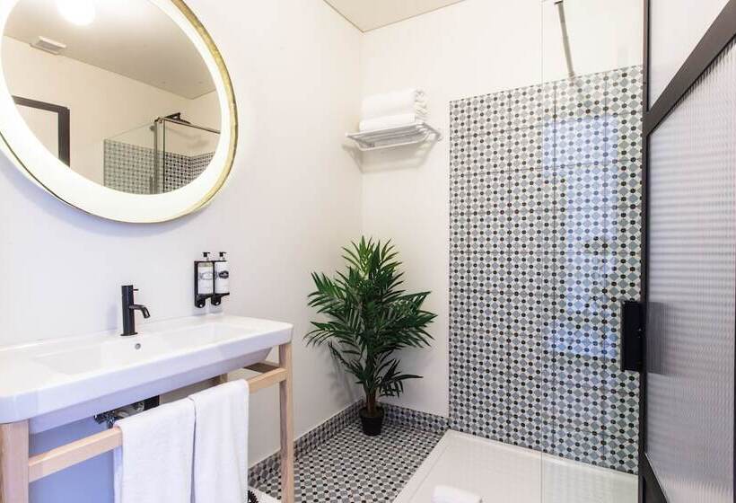 اتاق استاندارد, The House Of Sandeman