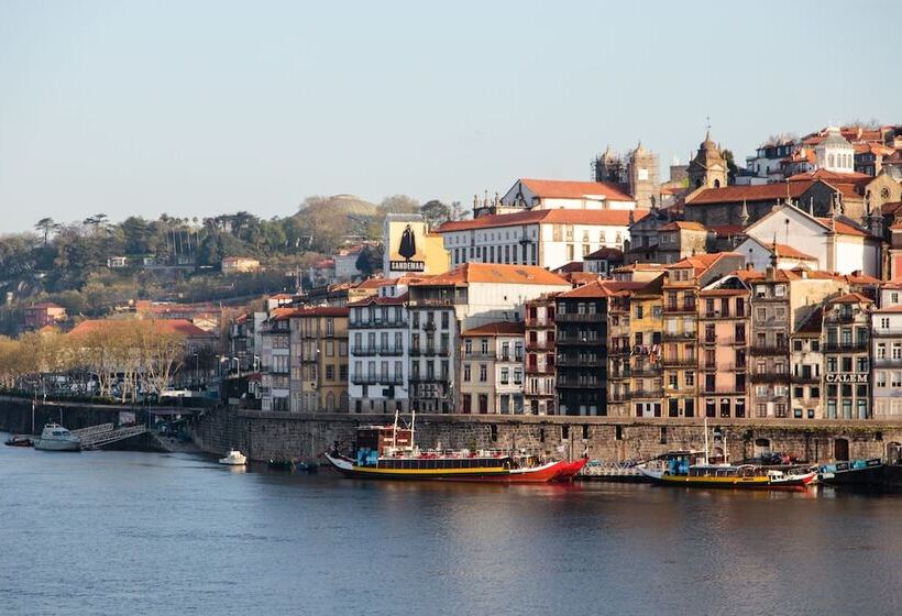 اتاق سوپریور با چشمانداز رودخانه, The House Of Sandeman