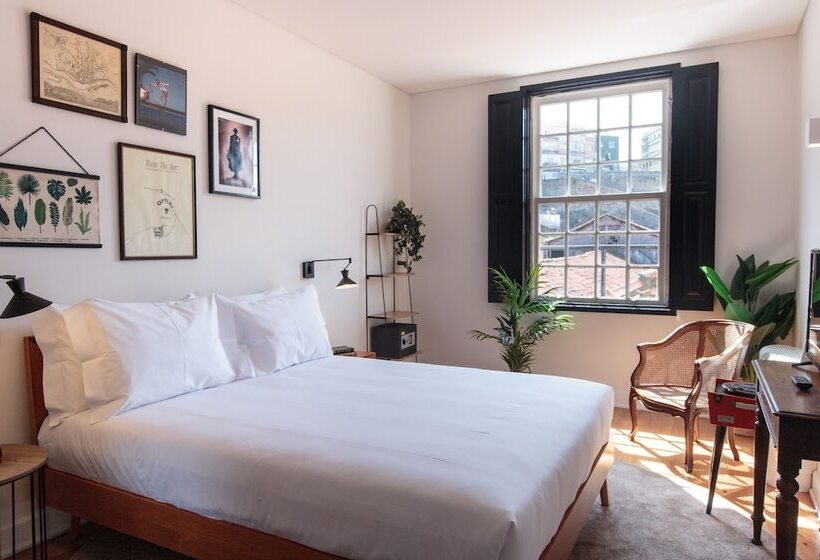 اتاق عادی, The House Of Sandeman