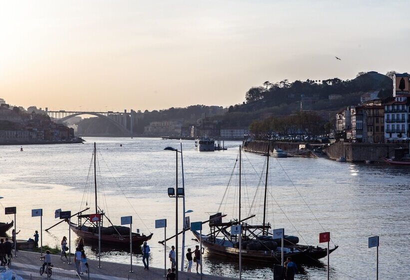 اتاق سوپریور با چشمانداز رودخانه, The House Of Sandeman