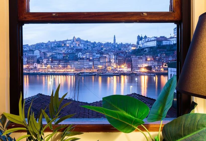 اتاق سوپریور با چشمانداز رودخانه, The House Of Sandeman