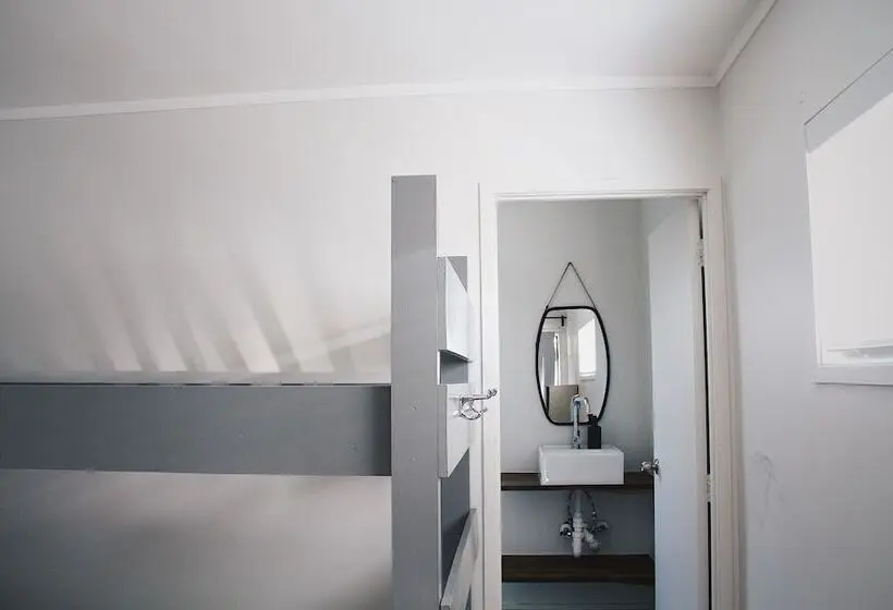ルームシェアのワンベッド, Hugo & Carter S Backpackers & Motel