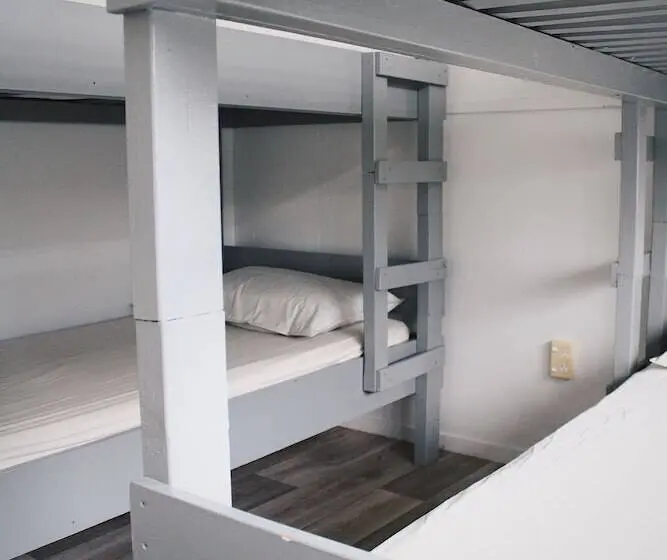ルームシェアのワンベッド, Hugo & Carter S Backpackers & Motel