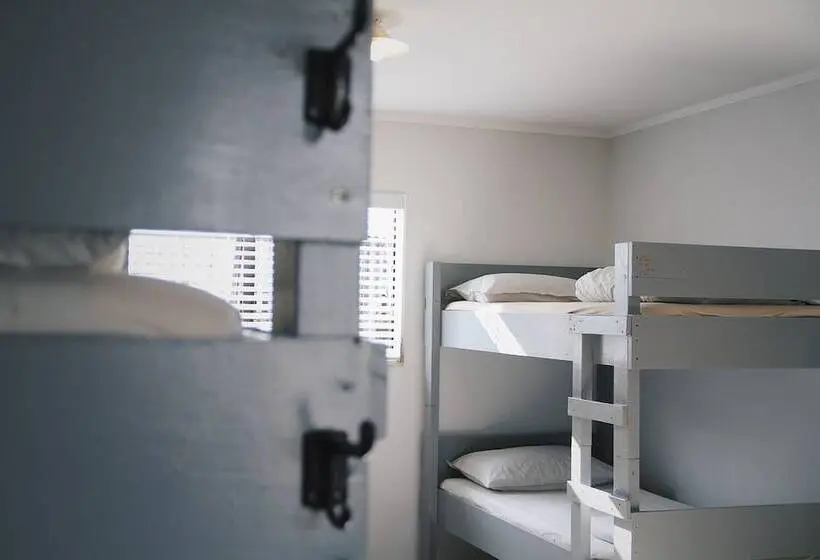 ルームシェアのワンベッド, Hugo & Carter S Backpackers & Motel