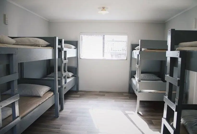 ルームシェアのワンベッド, Hugo & Carter S Backpackers & Motel