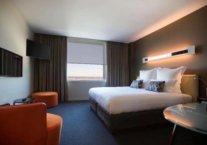 ルームシェアのワンベッド, Hugo & Carter S Backpackers & Motel
