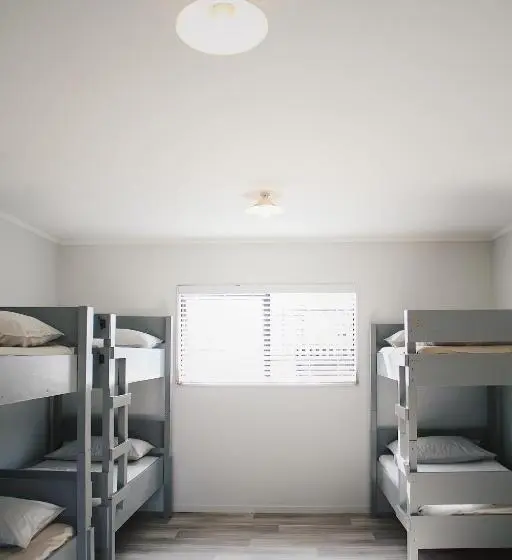 ルームシェアのワンベッド, Hugo & Carter S Backpackers & Motel
