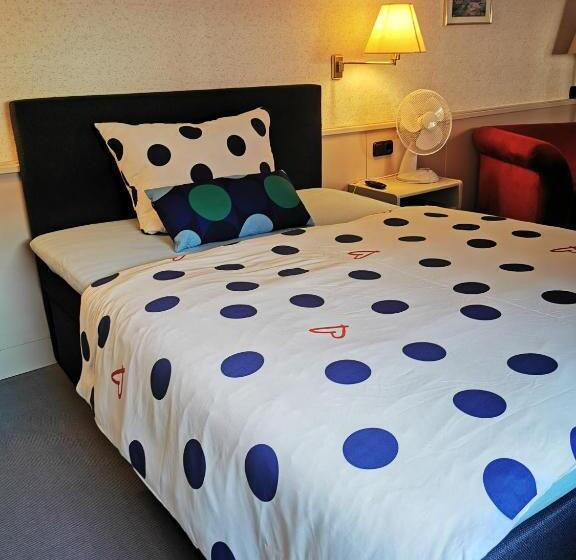 Economy Yhden Hengen Huone, Kaiserhof