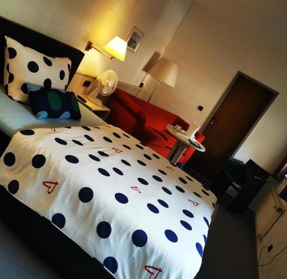 Economy Yhden Hengen Huone, Kaiserhof