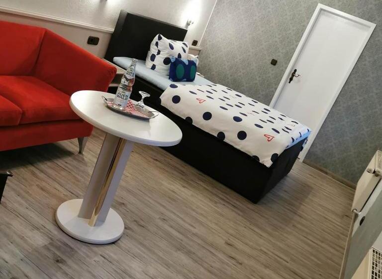 Economy Yhden Hengen Huone, Kaiserhof