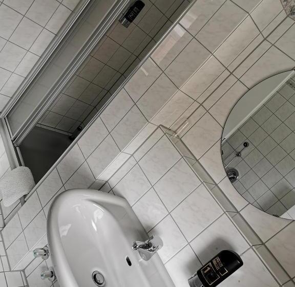 Economy Yhden Hengen Huone, Kaiserhof