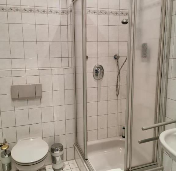 Economy Yhden Hengen Huone, Kaiserhof