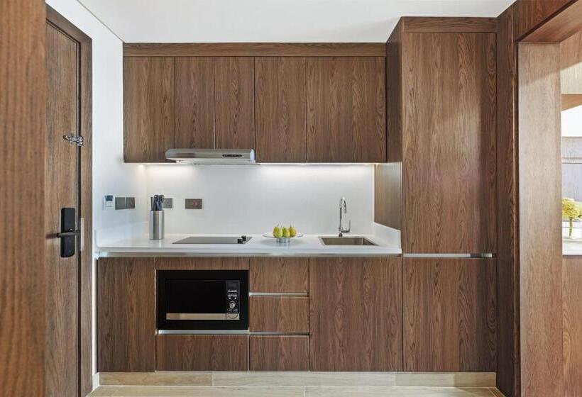 스탠다드 스튜디오, Beach Bay Hotel Mirfa