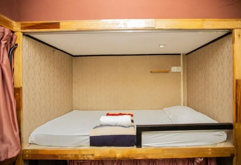 ルームシェアのワンベッド, Escape Backpackers Kk