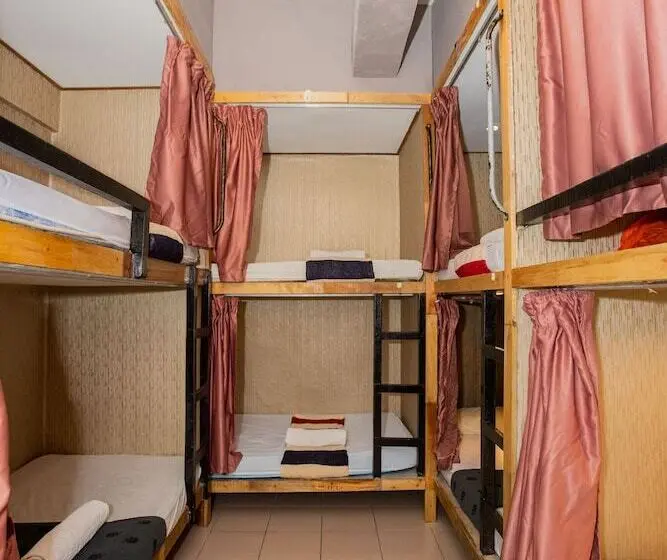 ルームシェアのワンベッド, Escape Backpackers Kk