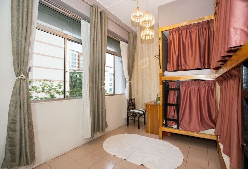 공동 객실, Escape Backpackers Kk