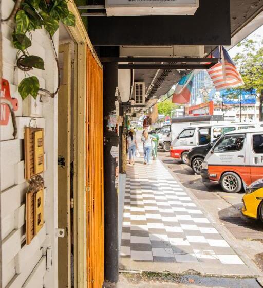 공동 객실, Escape Backpackers Kk