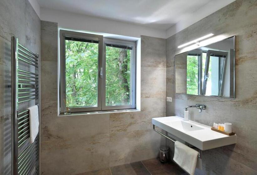 Deluxe room with river view, River View Apartments