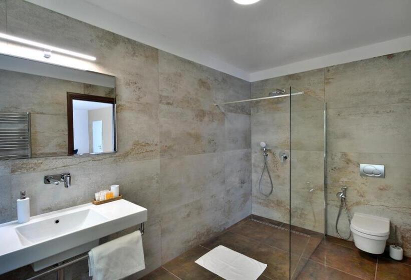 Deluxe room with river view, River View Apartments