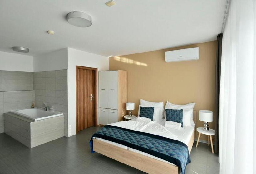 Deluxe room with river view, River View Apartments