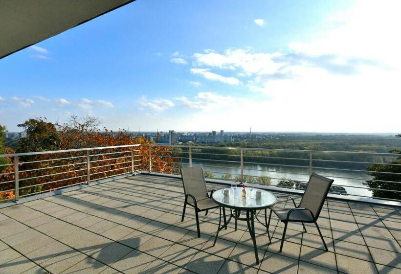 Deluxe room with river view, River View Apartments