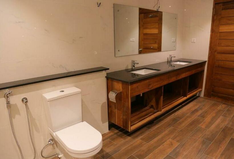 Suite with lake view, Lakewood Residence