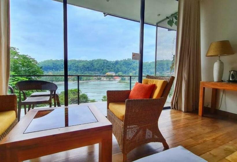 Suite with lake view, Lakewood Residence