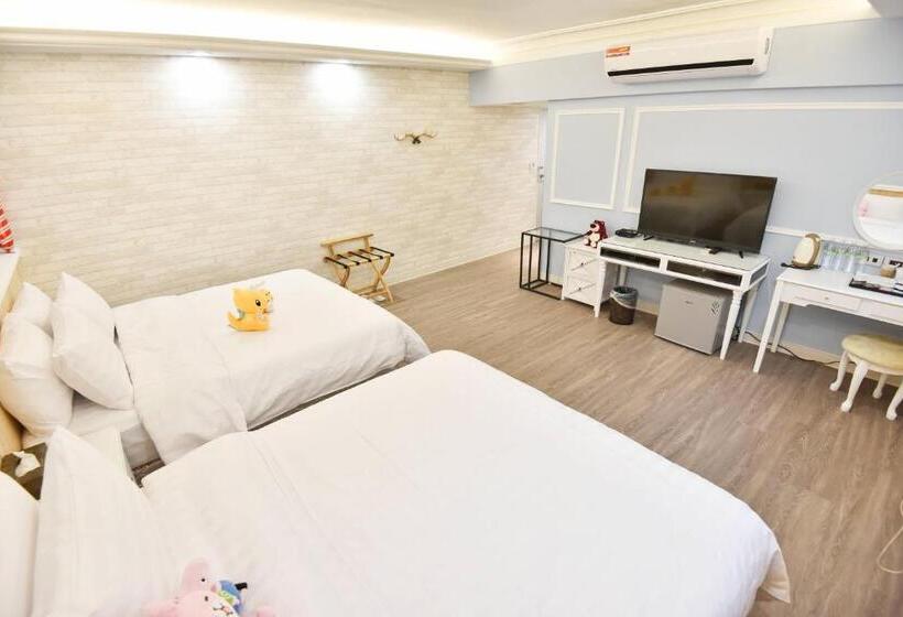 اتاق لوکس چهار تخته, Migo