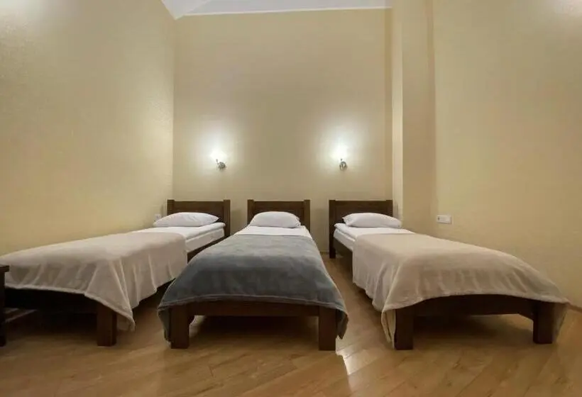 Economy Triple Room, Passage