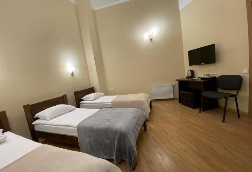 Economy Triple Room, Passage