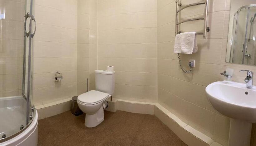 Economy Triple Room, Passage