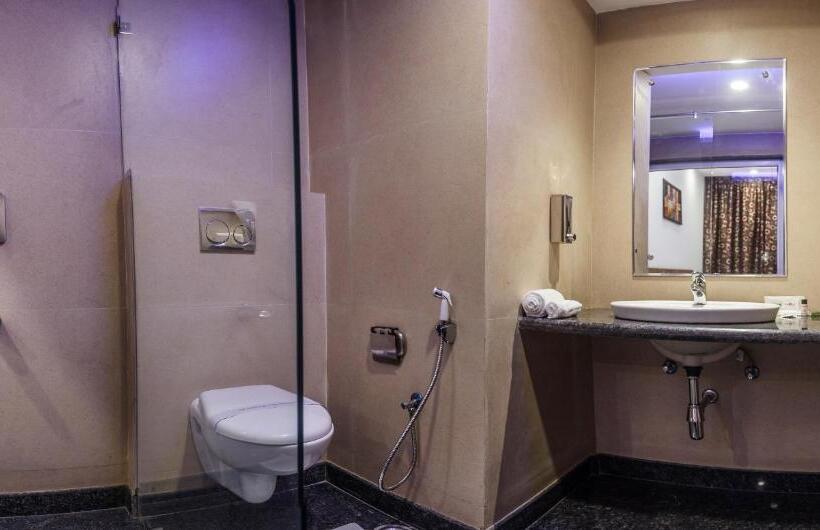 חדר דלוקס, Suktara International