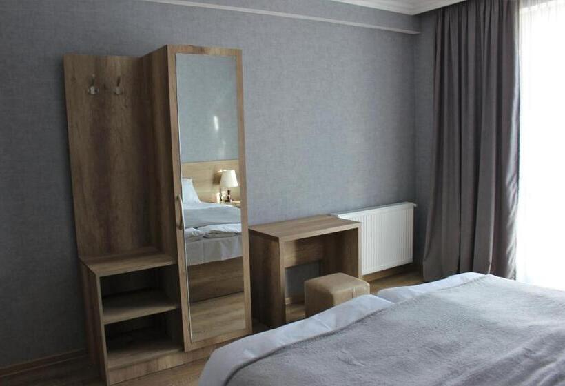 اتاق استاندارد با بالکن, Sunshine Kazbegi