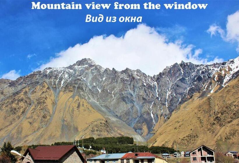 اتاق استاندارد با چشم‌انداز کوهستان, Sunshine Kazbegi