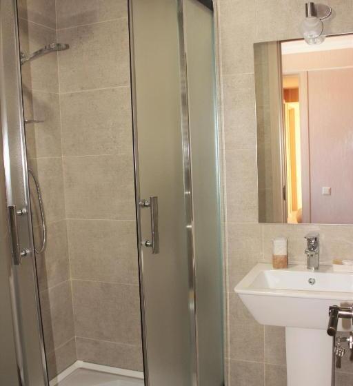 اتاق استاندارد با چشم‌انداز کوهستان, Sunshine Kazbegi