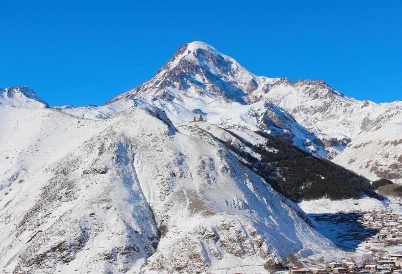اتاق خانوادگی, Sunshine Kazbegi