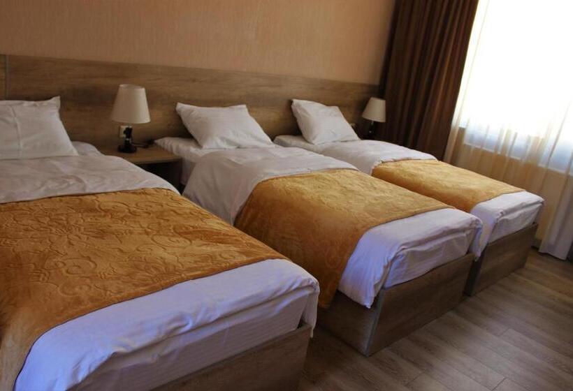 اتاق استاندارد سه نفره, Sunshine Kazbegi