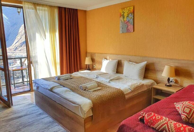 اتاق استاندارد سه تخته با بالکن, Sunshine Kazbegi