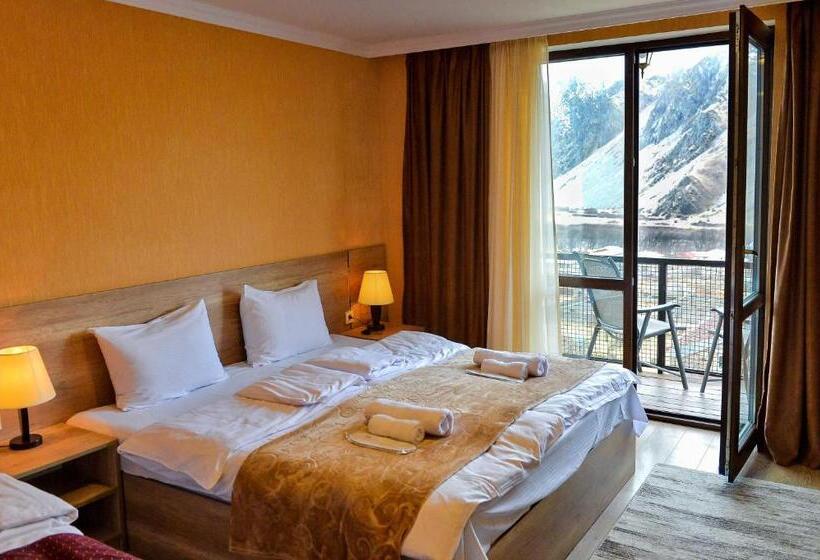 اتاق استاندارد سه تخته با بالکن, Sunshine Kazbegi