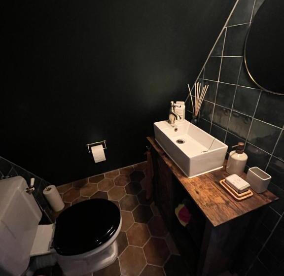 带阳台标准四人间, Attic Monkeys Lodge