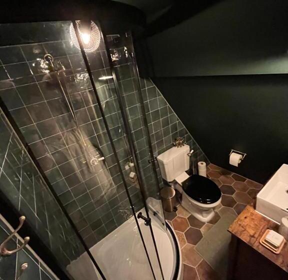 带阳台标准四人间, Attic Monkeys Lodge